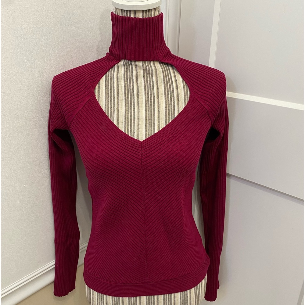 Heart Shape Cut-out long sleeve ribbed knit top.